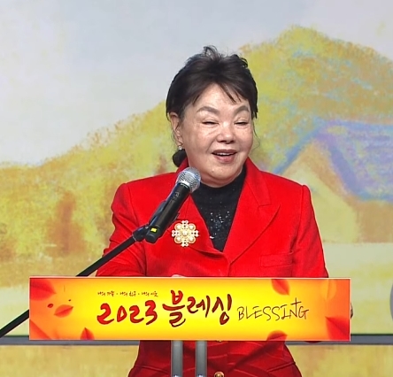 29일 지구촌교회 수지채플에서 열린 ‘2023 블레싱’ 저녁집회에서 배우 김수미가 간증을 하고 있다. /유튜브 영상 캡처