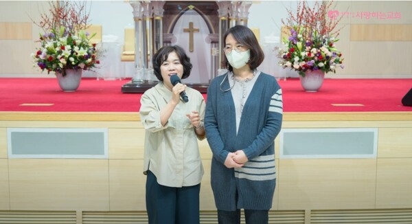 갑상선의 혹 치유를 받은 A권사(오른쪽)의 간증을 교역자가 소개하고 있다. /'사랑하는교회 TV' 유튜브 영상 캡처