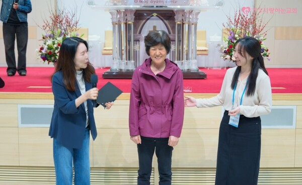 허리와 골반에 있던 심각한 통증을 치유받은 애틀란타에서 온 C성도(가운데)가 기뻐하고 있다. /'사랑하는교회 TV' 유튜브 영상 캡처