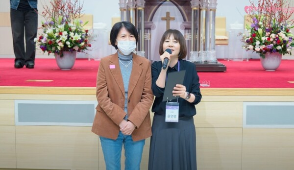 신장 투석으로 인한 후유증을 완전히 치유받고 직장의 문도 열리게 된 E성도(왼쪽)의 간증을 교역자가 소개하고 있다. /'사랑하는교회 TV' 유튜브 영상 캡처