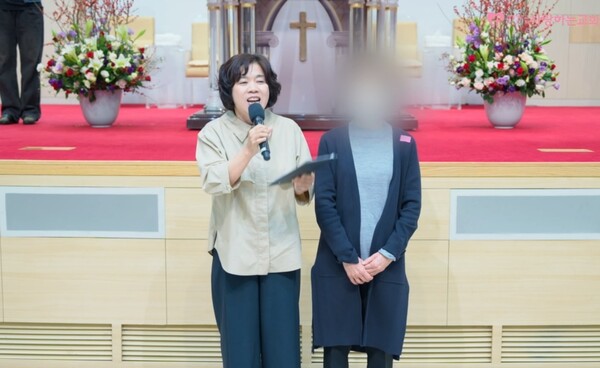 안수기도를 받은 후 병의 근원이 말라 버리게 됐다는 타교회 H사모(오른쪽)의 간증을 교역자가 소개하고 있다. /'사랑하는교회 TV' 유튜브 영상 캡처