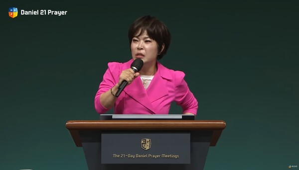 ‘2023 다니엘기도회’ 11일차 강사로 나선 개그우먼 조혜련 집사가 눈물로 간증하고 있다. /유튜브 영상 캡처