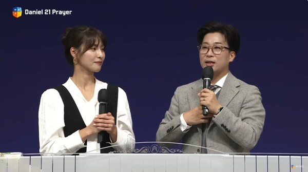 16일 오륜교회에서 진행된 ‘2023 다니엘기도회’에서 배우 김정화(왼쪽), CCM 가수 유은성 전도사 부부가 함께 간증하고 있다. /유튜브 영상 캡처