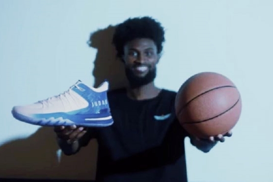 조나단 아이작이 최근 홍보 영상에서 ‘유니투스 유다 1’ 농구화와 농구공을 들고 포즈를 취하고 있다.  /X(구 트위터)