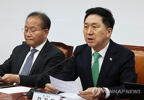 국민의힘 김재옥 원내대표(왼쪽)과 김기현 대표. /연합 