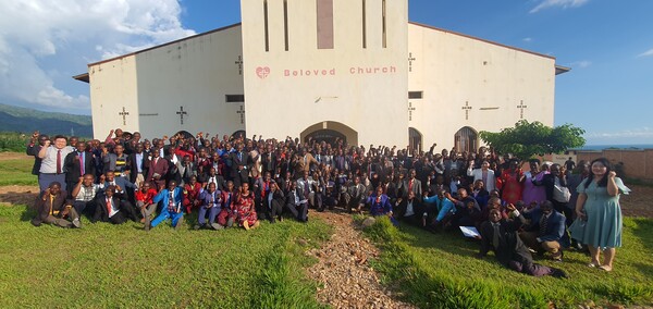 지난 5월 17일 아프리카 부룬디 사랑하는교회 목회자 전체모임 후 본부 교회 앞에서 단체사진 촬영한 모습. /사랑하는교회 다음 카페