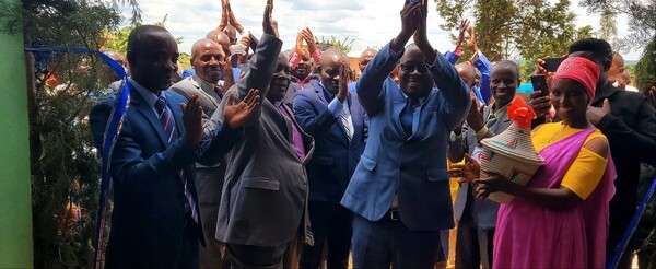 지난달 부룬디 괌부라 사랑하는교회 새 성전이 완공 후 입당예배를 드리는 모습. /사랑하는교회 다음 카페