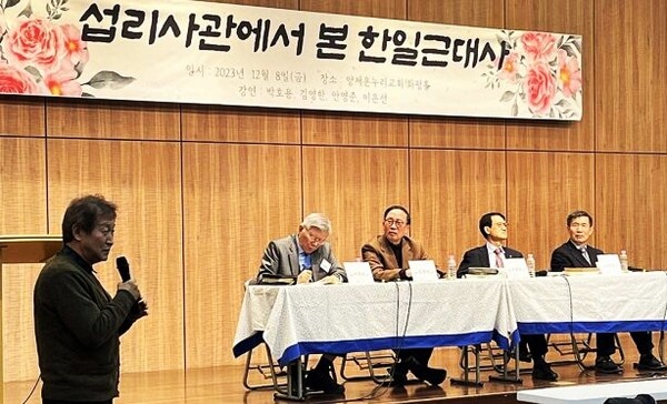 포럼에서 질의응답 시간이 진행되고 있다. /기독교학술원