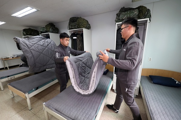 軍 장병들 따뜻하게 잔다...모포 대신 이불 사용 등 군생활 개선