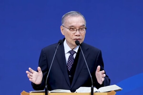 지난 7일 신광두레교회 새해 첫 주일 설교에서 말씀을 전하고 있는 김진홍 담임목사. /유튜브 영상 캡처