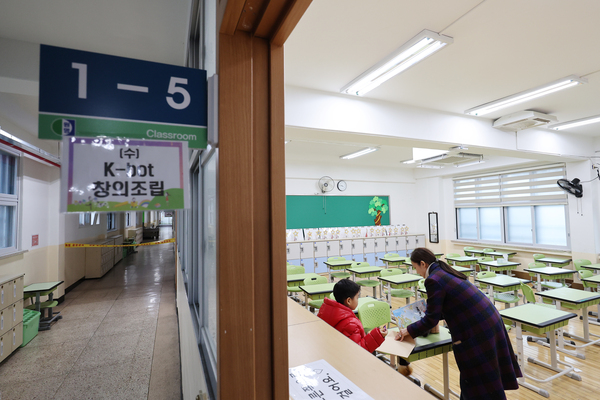 4일 오후 서울 서초구 원명초등학교에서 열린 신입생 예비 소집에서 예비 초등학생이 교실을 구경하고 있다. /연합