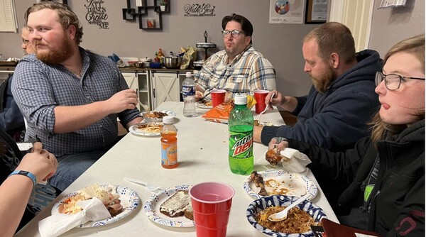  최근 미국 트루바인커뮤니티교회에서 노숙자들이 혹한을 피하고 식사를 제공받고 있는 모습 . /트루바인커뮤니티교회