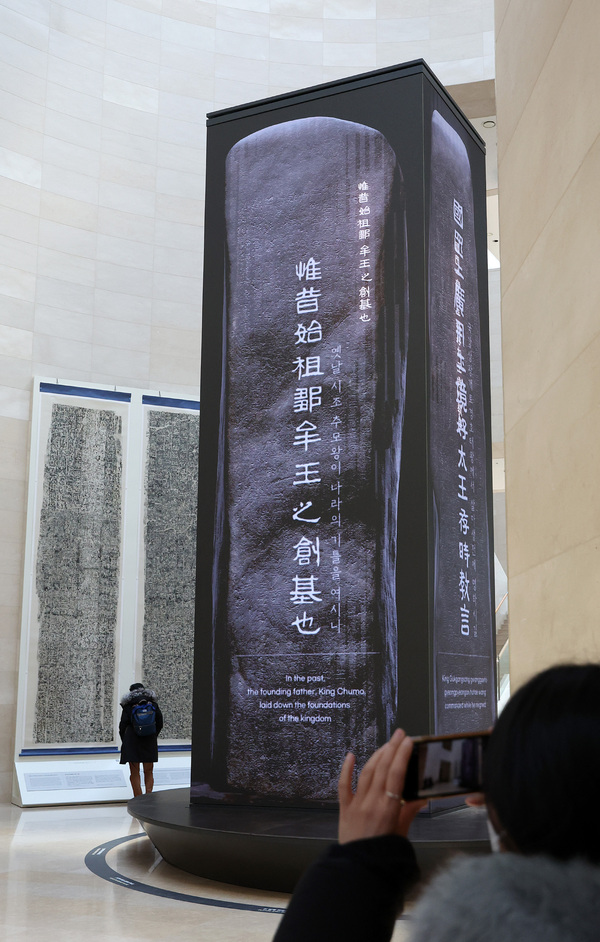 24일 서울 용산구 국립중앙박물관 상설전시관 ‘역사의 길’에 디지털로 재현한 광개토대왕릉비가 전시돼 있다. 박물관에서 새롭게 태어난 비석은 중국 지안(集安)에 있는 유물 모습 그대로로 높이 7.5ｍ(받침대 포함 시 8ｍ), 너비 2.6ｍ 크기의 발광다이오드(LED) 기둥에는 사진과 영상 자료를 토대로 구현한 비석 모습을 각 면에서 볼 수 있다. /연합