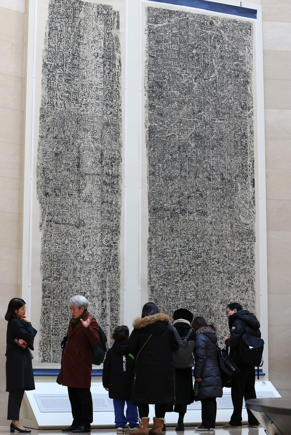 24일 서울 용산구 국립중앙박물관 상설전시관 ‘역사의 길’에 광개토왕비 원석 탁본을 디지털로 복원한 족자가 걸려 있다. /연합