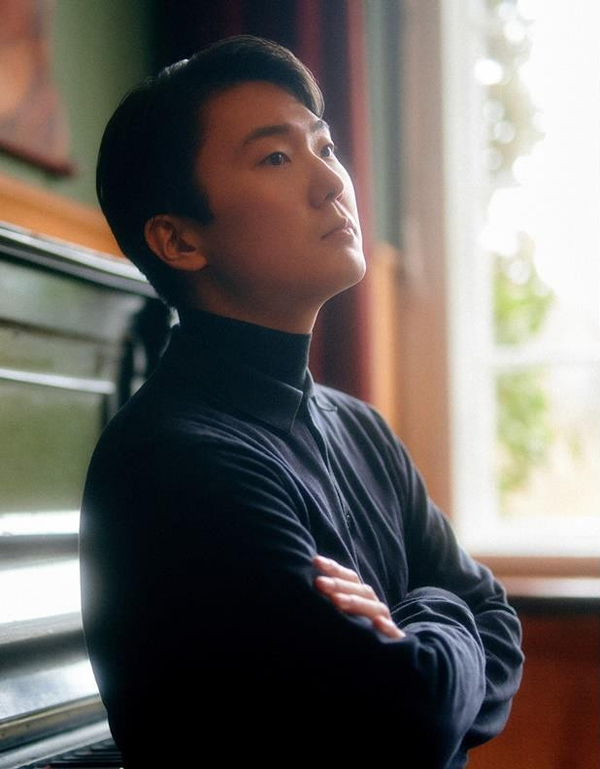 풍부함 색채감과 감성으로 빈틈없는 연주를 들려주는 피아니스트 조성진이 만든 플레이리스트가 애플뮤직 클래시컬을 통해 공개됐다. 피아니스트 조성진. /유니버설뮤직