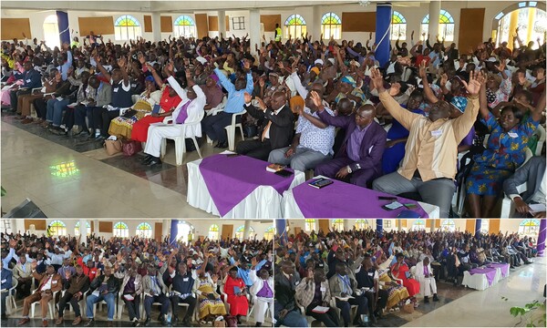  케냐 엘도레트에서 목회자세미나 첫째날 참석자들이 함께 뜨겁게 기도하고 있다. /사랑하는교회 다음 카페