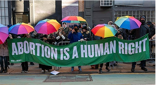 3일 뉴욕시 맨해튼 시내에 있는 가족계획클리닉 밖에서 낙태 찬성 (Pro-Choice) 운동가들. /게티이미지