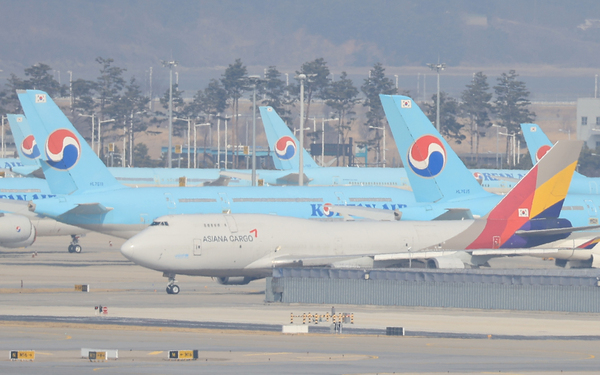 대한항공의 ‘아시아나항공 화물사업부 매각’ 절차가 시작된다. 인천국제공항 계류장에 대한항공 여객기와 아시아나항공의 화물기가 서 있다. /연합