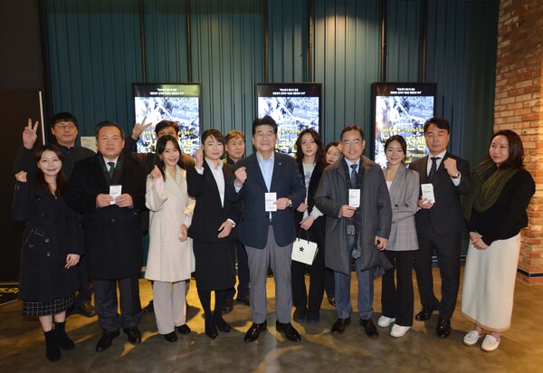 한국자유총연맹 회원들이 영화 ‘건국전쟁’ 관람 인증 챌린지를 진행하고 있다. /한국자유총연맹 