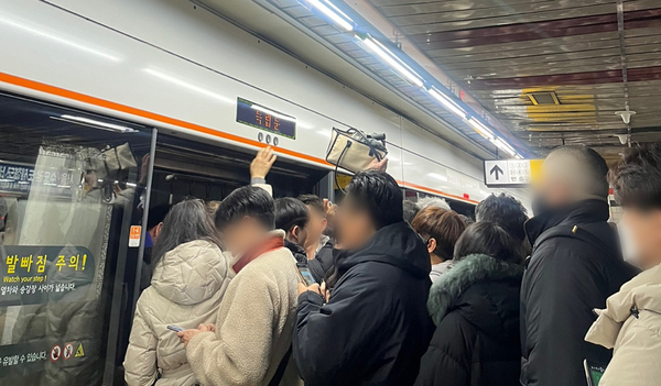 밤사이 내린 많은 눈으로 서울 지하철 일부 노선에서 지연운행이 발생한 22일 오전 수서 오금행 지하철 3호선이 출입문 고장으로 독립문역에서 멈춰서 출근길 직장인 등이 불편을 겪고 있다. 독자제공. /연합