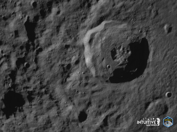 인튜이티브 머신스의 달 착륙선 오디세우스가 전송한 달 표면 사진. 인튜이티브 머신스 제공. /UPI=연합