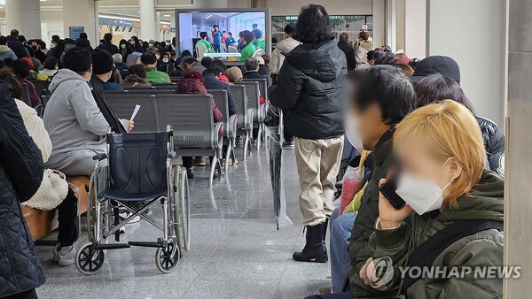 21일 오전 서울의 한 대형병원에서 환자와 보호자들이 진료를 기다리고 있다. 보건복지부는 이날 전일 오후 10시 기준 주요 100개 수련병원을 점검한 결과 전공의의 71.2%인 8816명이 사직서를 제출했다고 밝혔다. /연합
