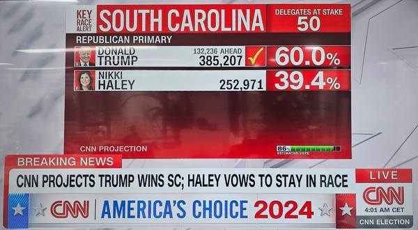 미 CNN 방송이  사우스캐롤라이나 예비선거 결과 (25일 오전 3:00 , 미 동부 현지시간)를 보도하고 있다.