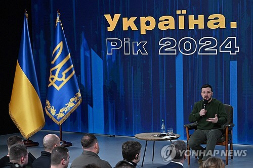 볼로디미르 젤렌스키 우크라이나 대통령이 25일(현지시간) 수도 키이우에서 전쟁 2주년을 맞아 기자회견을 하고 있다. /AFP=연합