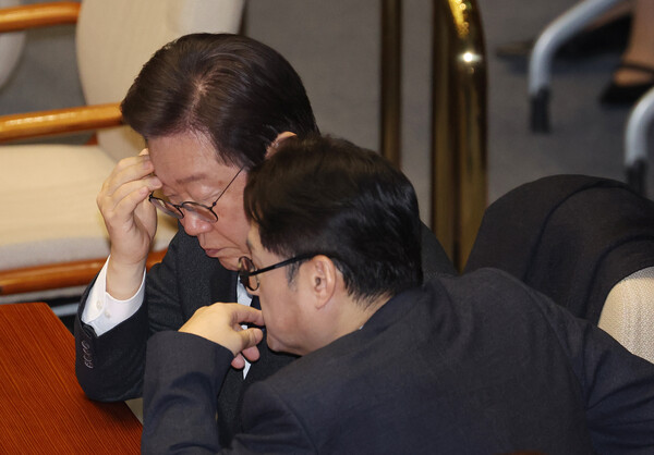 더불어민주당 이재명 대표와 홍익표 원내대표가 21일 국회에서 열린 본회의에서 대화를 하고 있다. /연합