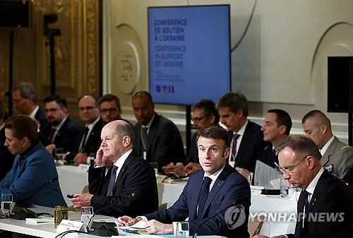 에마뉘엘 마크롱 프랑스 대통령(가운데)과 올라프 숄츠 독일 총리(왼쪽), 안제이 두다 폴란드 대통령(오른쪽) 등 유럽 지도자들이 26일(현지시간) 프랑스 파리 엘리제궁에 모여 우크라이나 지원 방안을 논의하고 있다. /AP=연합