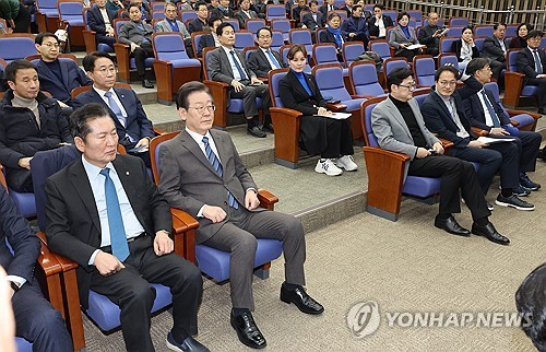 27일 국회에서 열린 더불어민주당 의원총회에 이재명 대표와 홍익표 원내대표가 참석해 있다. /연합