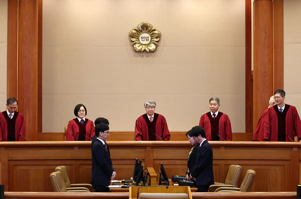이종석 헌법재판소장을 비롯한 헌법재판관들이 28일 오후 서울 종로구 헌법재판소 대심판정에 들어서고 있다. /연합