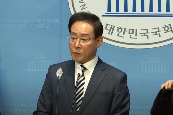 자유한국당 최고위원을 지낸 이종혁 전 국회의원이 지난 29일 오전 여의도 국회소통관에서 기자회견을 갖고 국민의힘을 탈당해 자유통일당에 입당한다고 밝혔다. /유튜브 '너알아TV' 영상 캡처