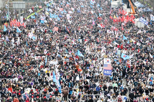 자유통일당은 ‘3·1절 105주년’ 관련 논평을 내고 “3‧1절 광화문 집회에 대한민국을 사랑하는 사람이라면 모두 나와 ‘대한민국’을 힘차게 외치자”고 촉구했다.  사진은 지난 2023년 3‧1절에 서울 광화문 이승만광장에서 열렸던 ‘자유통일 주사파 척결 3·1절 국민대회’에 20만 명(주최측 추산)이 모였던 모습. /자유일보DB