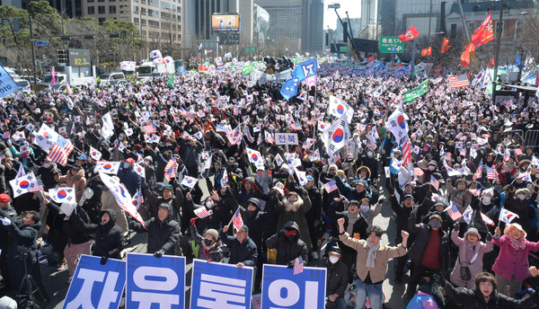 "자통일을"을 부르짖는 집회 참석자들의 모습. /김석구 기자