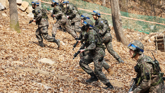 지난해 3월 7일 오전 경기도 안산시 육군 제51사단 상록과학화예비군훈련장에서 예비군들이 야지전술훈련을 하고 있다. /연합