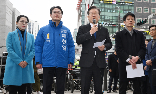 더불어민주당 이재명 대표가 5일 서울 영등포역 앞에서 긴급 현장기자회견을 하고 있다. 이날 국민의힘은 이 지역에 민주당에서 영입한 김영주 전 국회부의장을 단수공천했다. /연합