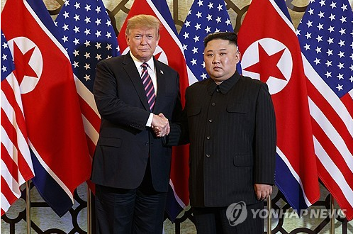 도널드 트럼프 미국 대통령(왼쪽)이 지난 2019년 2월 27일 베트남 하노이에서 북한 김정은 과 함께 사진을 찍고 있다. /AP=연합