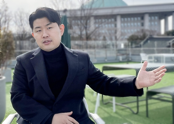 국민의힘 영입 인재인 김금혁 전 국가보훈부 정책 보좌관이 지난 2일 여의도 국회의사당의 한 카페에서 인터뷰 질의에 답변하고 있다. 김 전 보좌관은 평양 출생으로 김일성종합대학에 입학한 후 자유민주주의에 대한 갈망으로 2012년 탈북했다. 지난 2021년 국민의힘 토론배틀에 합격하며 정치에 입문한 이후 윤석열 캠프에 합류해 인수위에서 활동했다. 2023년에는 국가보훈부 장관 정책보좌관(5급 사무관)으로 지내다 같은 해 12월 국민의힘 영입 인재로 선발됐다. /김석구 기자