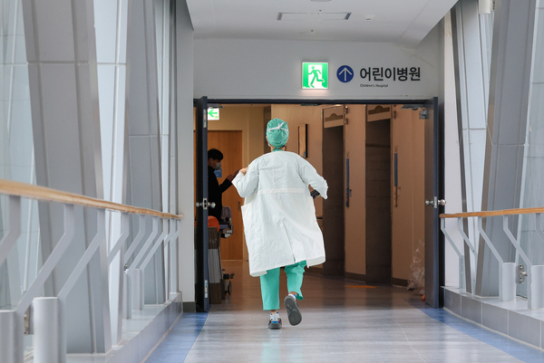 전공의 집단 사직 사태 16일째를 맞는 6일 서울 한 대학병원에서 의료진이 이동하고 있다. /연합