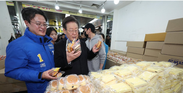이재명 더불어민주당 대표 와 서울 영등포구갑에 출마한 채현일 전 영등포구청장이 지난 5일 오후 서울 영등포구 뉴타운 지하쇼핑몰을 찾아 빵을 구매하고 있다. /연합