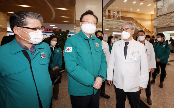 조규홍 보건복지부 장관(왼쪽 두 번째)이 7일 전북대병원을 찾아 의료진을 격려하고 비상 진료 대책을 점검하고 있다. /연합