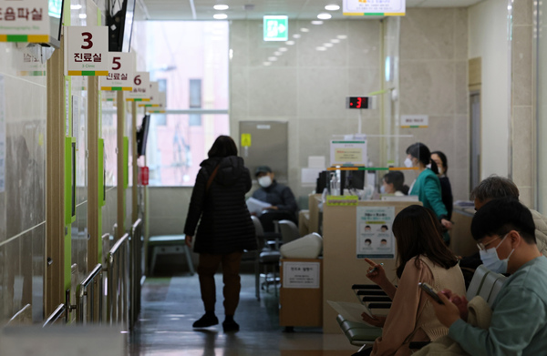 정부의 의료 정책에 반발한 전공의 이탈 의료 공백이 이어지고 있는 5일 광주 동구 전남대학교병원에서 환자들이 진료대기하고 있다. /연합