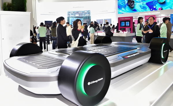 10일 배터리업계에 따르면 배터리 3사는 서울 코엑스에서 열린 국내 최대 규모의 배터리 전시회 ‘인터배터리 2024’를 통해 초격차 기술을 기반으로 한 위기 극복 전략과 배터리 신제품을 대거 공개했다. 인터배터리 2024에 LG에너지솔루션의 전기차 배터리 모형이 전시돼 있다. /LG에너지솔루션