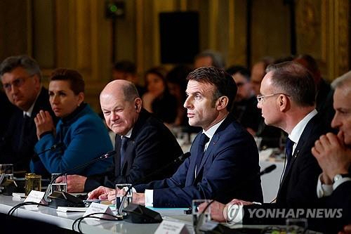 에마뉘엘 마크롱 프랑스 대통령이 지난 2월 26일 프랑스 파리 엘리제궁에서 유럽 지도자 및 정부 대표들과 우크라이나 지원 회의를 주재하고 있다. 올라프 숄츠 독일 총리(왼쪽), 에마뉘엘 마크롱 프랑스 대통령(가운데), 안제이 세바스티안 두다 폴란드 대통령(오른쪽). /로이터=연합