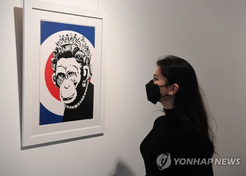 ‘얼굴 없는 화가’로 세계적으로 이름을 알린 영국의 그라피티 미술가 뱅크시의 정체가 드러날 수도 있다는 가능성이 제기돼 관심이 쏠리고 있다. /연합
