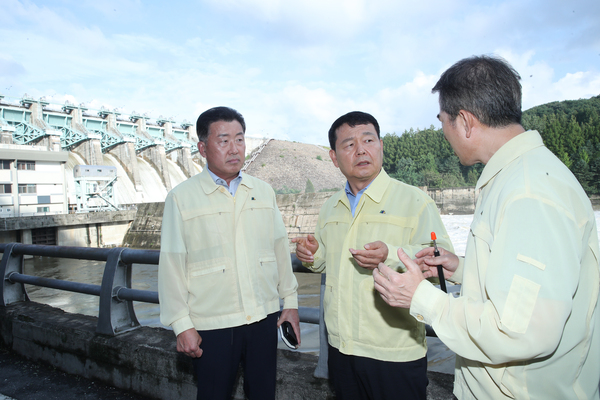 지난해 7월 윤석대 한국수자원공사 사장(가운데)이 대청댐을 방문해 댐 운영 현황을 점검하고 있다. /한국수자원공사