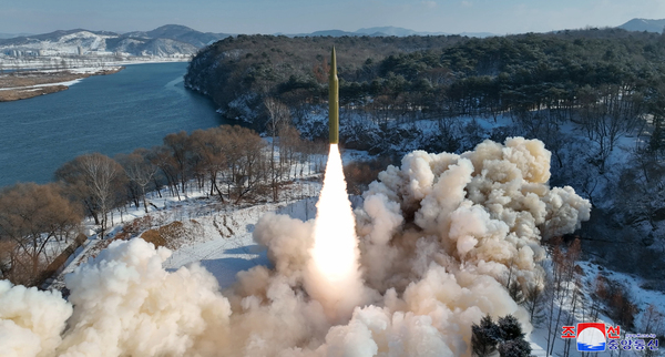 북한이 고체연료를 사용한 극초음속 중장거리 탄도미사일(IRBM) 시험 발사에 성공했다고 조선중앙통신이 15일 보도했다. /연합