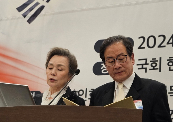 임동진 목사와 정영숙 권사가 성명서를 대독하고 있다. /대한민국기독교원로의회