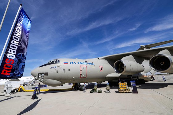 지난해 11월 아랍에미리트연합(UAE) 두바이 에어쇼에 참가한 러시아 일류신사의 IL-76 수송기. 올 들어 북한 평양순안공항에 러시아군 IL-76 수송기가 자주 포착되고 있다. /연합